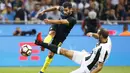 Striker Inter Milan, Antonio Candreva, melakukan tembakan ke arah gawang Juventus dalam laga pekan keempat Serie A di Stadion Giuseppe Meazza, Minggu (18/9/2016) malam WIB. (AFP/Marco Bertorello)