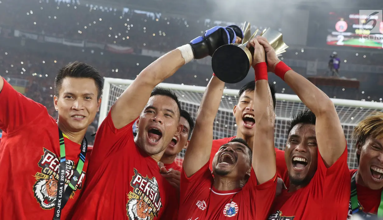 Pemain Persija merayakan gelar juara Go-Jek Liga 1 Indonesia 2018 bersama Bukalapak usai menumbangkan Mitra Kukar di Stadion GBK, Jakarta, Minggu (9/12). Persija meraih gelar juara Liga 1 Indonesia 2018 dengan 62 poin. (Liputan6.com/Helmi Fithriansyah)