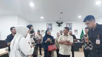 Gubernur Banten Andra Soni saat menerima audiensi dari Yayasan Syarif Hidayatullah dan wali murid Sekolah Dasar Islam (SDI) Pembangunan Pamulang. (Foto: Istimewa).