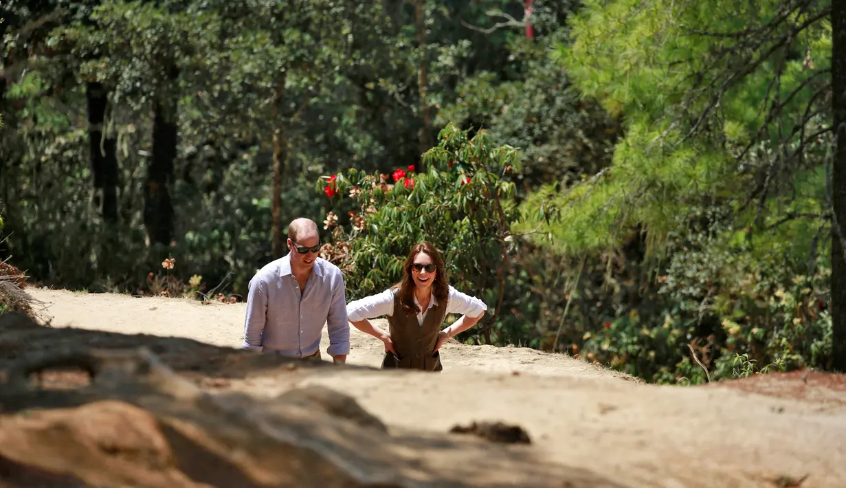 Pangeran William berjalan mendaki gunung bersama sang istri Kate Middleton Duchess of Cambridge menuju ke sebuah biara Buddha di Bhutan, 15 April 2016. (REUTERS/Cathal McNaughton)