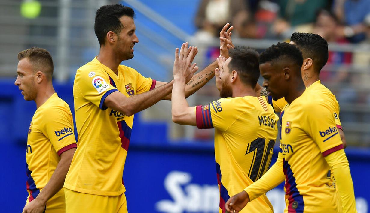 Striker Barcelona, Lionel Messi, melakukan selebrasi usai membobol gawang Eibar pada laga La Liga 2019 di Stadion Ipurua, Sabtu (19/10). Barcelona menang 3-0 atas Eibar. (AP/Alvaro Barrientos)