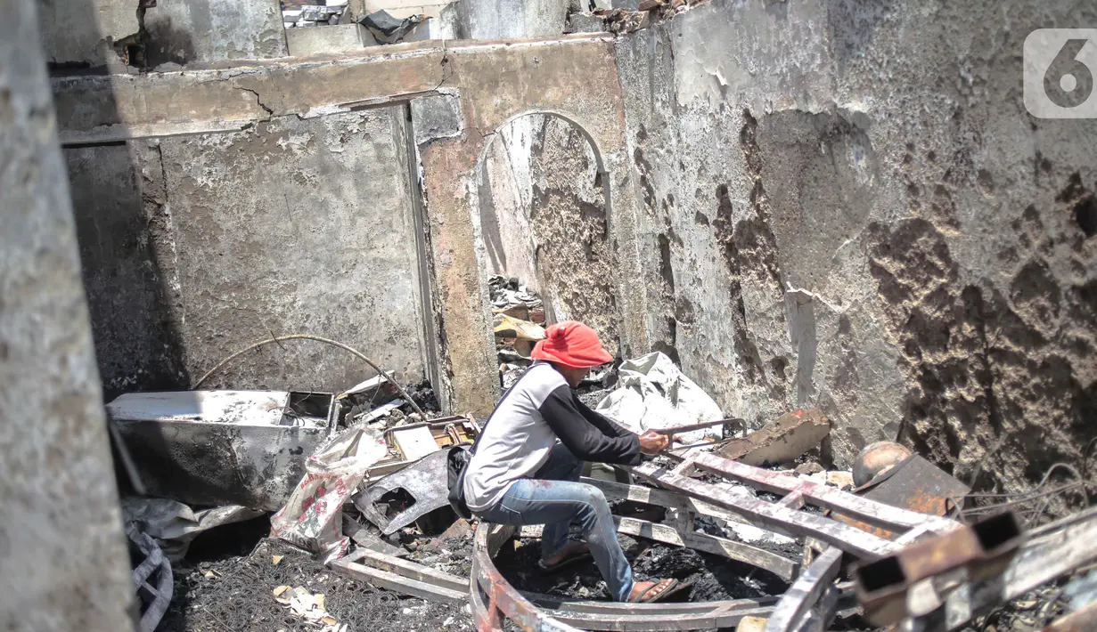 Wara mengais sisa-sisa kebakaran yang melanda permukiman di Jalan Setia, RT 12/02, Bidara Cina, Jatinegara, Jakarta, Selasa (22/10/2019). Kebakaran pada Senin (21/10) sore itu diduga berasal dari hubungan arus pendek listrik hingga menyebabkan hangusnya 51 rumah. (Liputan6.com/Faizal Fanani)