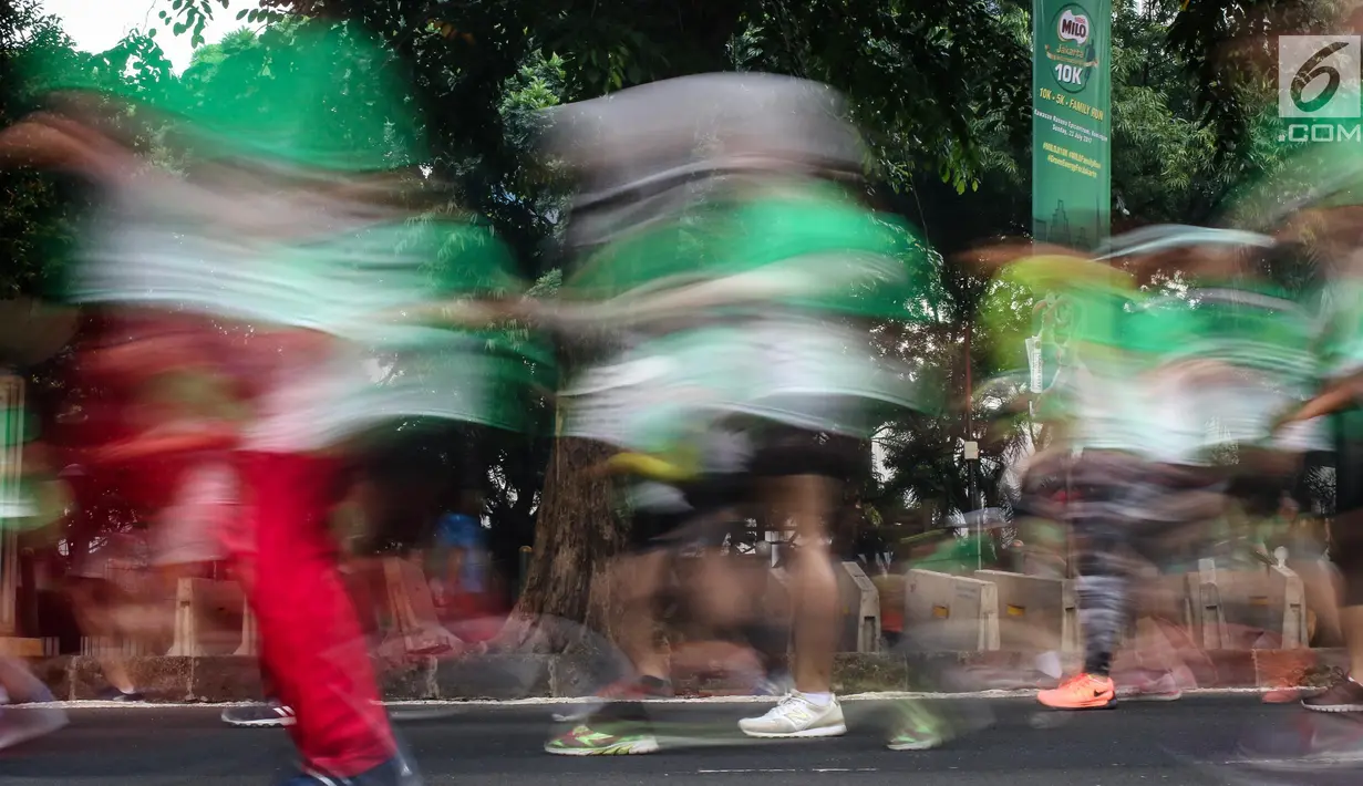 Sejumlah peserta mengikuti Lomba lari MILO Jakarta International 10K 2017 di Jakarta, Minggu (23/7). MILO Jakarta International 10K 2017 melombakan tiga kategori yakni 10K, 5K dan Family Run 1,7K. (Liputan6.com/Faizal Fanani)
