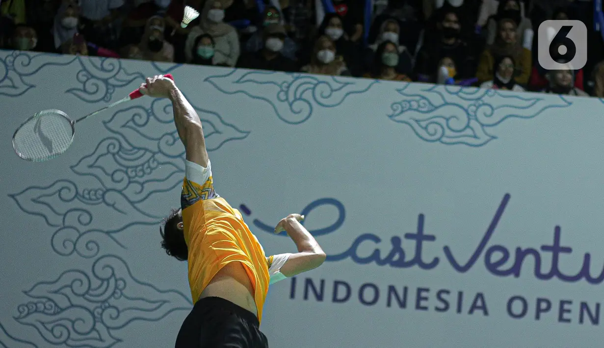 Pebulu tangkis tunggal putra Indonesia Jonatan Christie memukul kok ke arah tunggal putra China Zhao Jun Peng pada babak 16 besar Indonesia Open 2022 di Istora Senayan, Jakarta, Kamis (16/6/2022). Jonatan Christie atau akrab disapa Jojo menyerah 12-21, 21-18, 14-21. (Liputan6.com/Faizal Fanani)