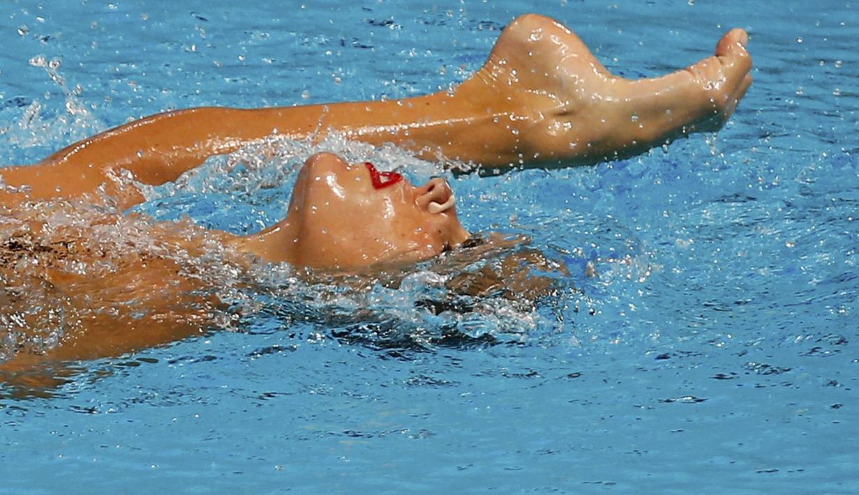 Perenang indah Spanyol, Ona Carbonell sedang beraksi di nomor Solo Free Routine dalam Kejuaraan Dunia Akuatik 2015 di Kazan, Rusia. (27/7/2015). (Reuters/Michael Dalder)