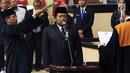 Wakil Ketua DPD terpilih Akhmad Muqowam mengucap sumpah jabatan saat dilantik, Jakarta, Kamis (26/7). Pemilihan ini merupakan kelanjutan dari berlakunya UU Nomor 2 Tahun 2018 tentang MPR, DPR, DPD, dan DPRD (UU MD3). (Liputan6.com/Johan Tallo)