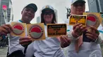 Hari Antikorupsi diperingati dengan membagikan stiker dan bunga di kawasan Bundaran HI, Jakarta, Selasa (12/9/2014). (Liputan6.com/Johan Tallo)