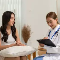 Ilustrasi perempuan konsultasi dengan dokter/copyrightshutterstock/220 Selfmade studio