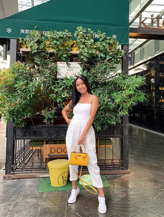 Pakai jumpsuit berwarna putih yang senada dengan sepatu ketsnya membuat kekasih Anwar BAB ini feminin. Penampilannya bisa jadi inspirasi para remaja.(Liputan6.com/IG/@ayyarenita93)