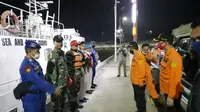 Tim SAR gabungan mencari keberadaan 10 penumpang yang hilang dalam insiden kapal terbalik di dekat Gunung Anak Krakatau. (Foto: Liputan6.com/Basarnas)