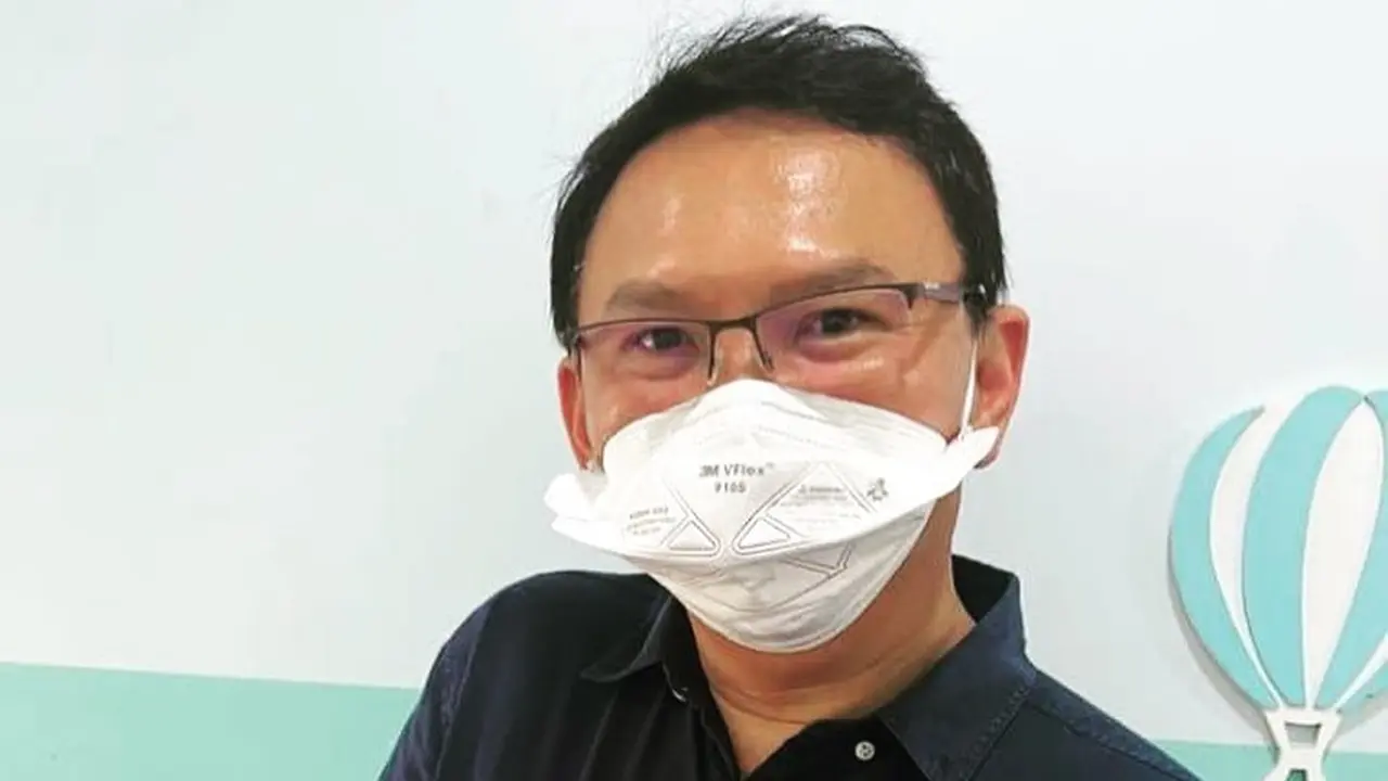 Basuki Tjahaja Purnama alias Ahok menggendong anak keduanya, Sarah Eliana Purnama (https://www.instagram.com/p/CTBqydUlK4F/)
