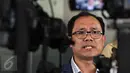 Pengacara mucikari artis O dan F, Osner Johnson Sianipar, memberikan keterangan di Mabes Polri, Jakarta, Selasa (5/1/2016). Osner membantah pernyataan Nikita Mirzani yang mengaku sama sekali tidak mengenal O dan F. (Liputan6.com/Immanuel Antonius)