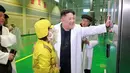 Pemimpin Korea Utara Kim Jong-un berbincang dengan salah satu pekerja di pabrik Samjiyon Potato Farina di Samjiyon, Kamis (4/4). Tahun lalu Kim Jong-un mengunjungi pabrik kentang saat kunjungan 19 harinya ke Samjiyon County di Provinsi Ryanggang yang berbatasan dengan China. (AFP Photo/KCNA VIA KNS)