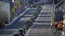 Kendaraan militer berbaris menuju Lapangan Merah (Red Square) untuk menghadiri gladi bersih parade militer Hari Kemenangan di Moskow, Rusia, Minggu (7/5/2023). Parade akan berlangsung di Lapangan Merah Moskow pada 9 Mei untuk merayakan 78 tahun kemenangan dalam Perang Dunia II. (AP Photo)
