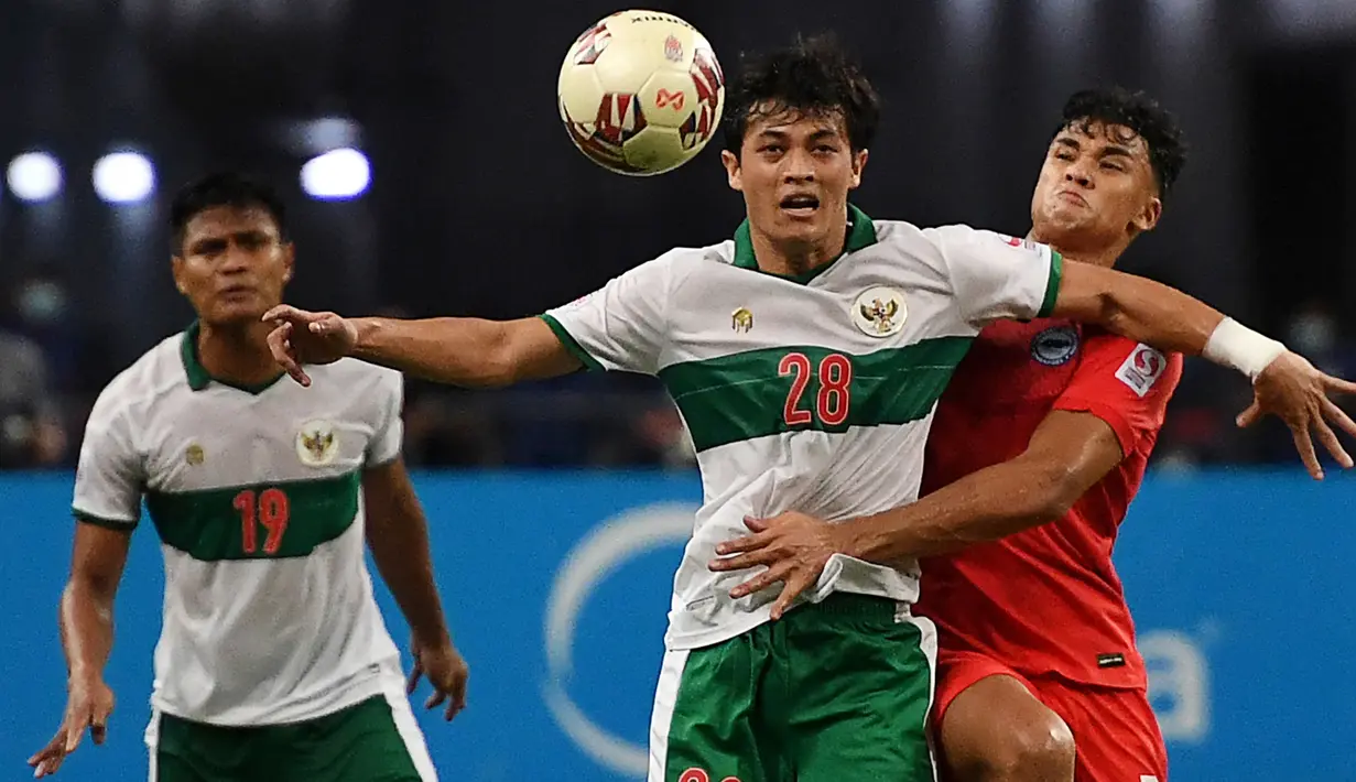 Penyumbang 1 assist di Piala AFF 2020 lalu ini kabarnya tengah bernegosiasi dengan salah satu klub di Thai League 1 dan akan segera bergabung pada Agustus 2022 nanti. Hingga Liga 1 berakhir, ia masih dipercaya menjadi bagian dari skuat PSIS Semarang. (AFP/Roslan Rahman)