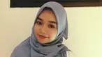 Penampilan pedangdut Aulia memang tak pernah mengecewakan. Aksinya di atas panggung selalu totalitas. Namun tak hanya cantik dengan kostum panggung, ia juga menawan dengan balutan hijab. (Liputan6.com/IG/@da4_aulia)