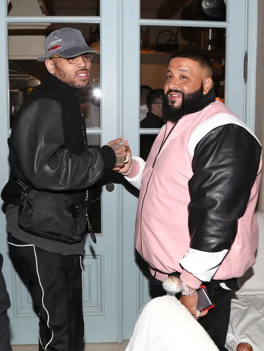 Penyanyi Chris Brown dan DJ Khaled pada acara ulang tahun DJ Khaled di Los Angeles, 2 Desember 2017. Pada acara itu, Chris Brown datang dan pergi bersama Agnez Mo walau tidak berjalan berdampingan. (Jerritt Clark/Getty Images for Ciroc/AFP)