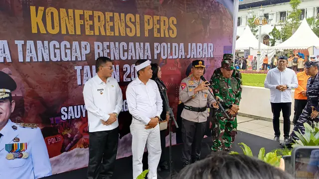 Kapolda Jawa Barat, Irjen Pol Rudi Setiawan bersama Gubernur Jawa Barat Dedi Mulyadi usai Apel Gelar Pasukan Siaga Tanggap Bencana di Jalan Dipenogoro, Kota Bandung, Rabu (5/11/2025).