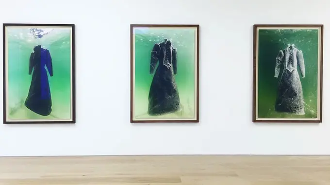 [Bintang] Direndam di Laut Mati, Gaun Ini Jadi Masterpiece yang Menakjubkan