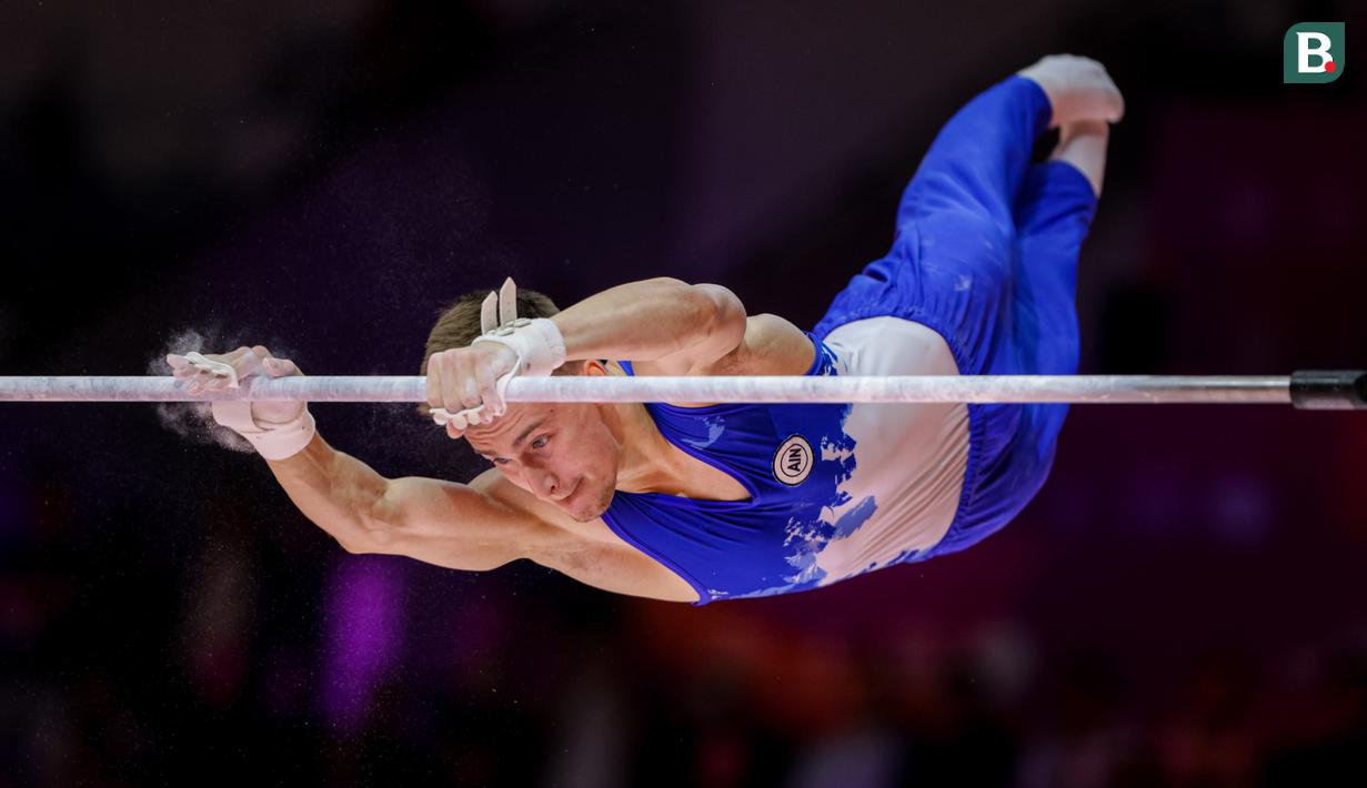 Pesenam asal Rusia, Daniel Marinov beraksi pada nomor palang tunggal final aparatus putra Kejuaraan Dunia Gimnastik 2025 di Indonesia Arena, Senayan, Jakarta, Sabtu (25/10/2025). (Bola.com/Bagaskara Lazuardi)