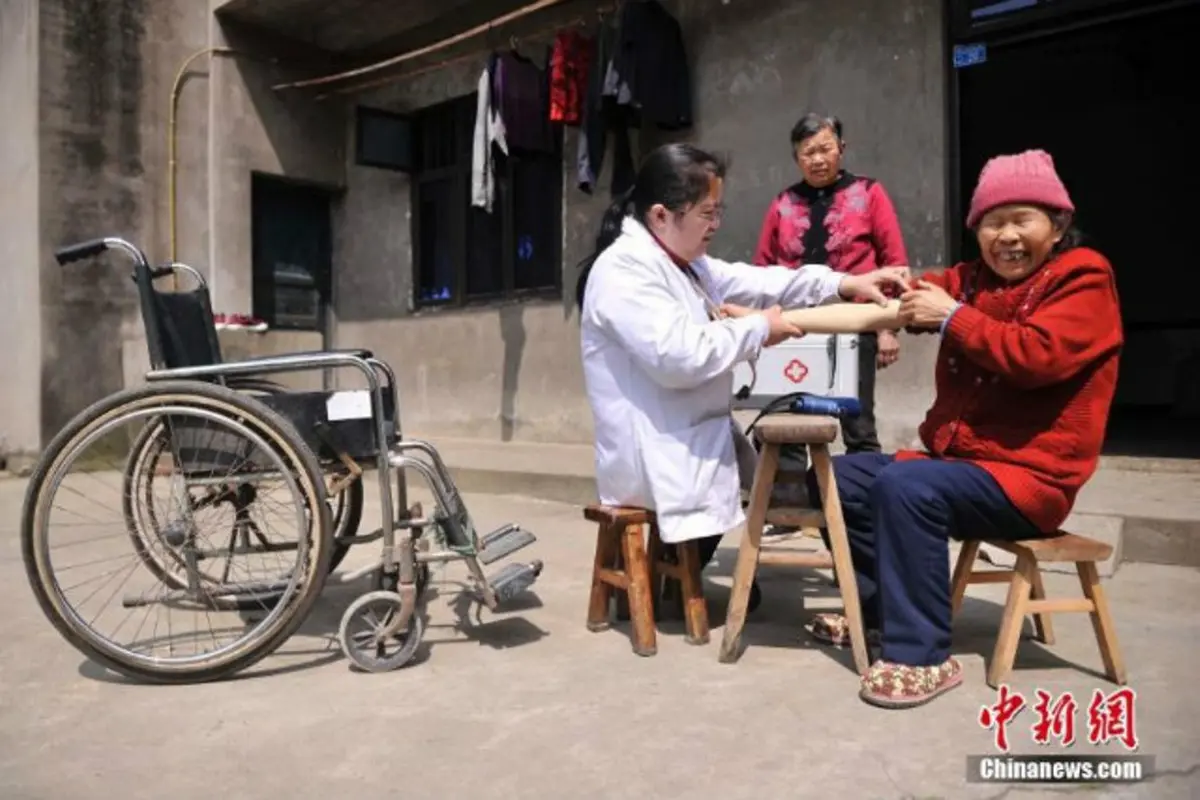 Tak Punya Kaki, Dokter Ini Rela Layani Pasien di Desa Pegunungan