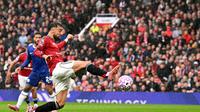 Aksi Bruno Fernandes pada laga Manchester United vs Chelsea di Liga Inggris 2025/2026 di Old Trafford, Sabtu (20/9/2025) malam WIB. (Oli SCARFF / AFP)