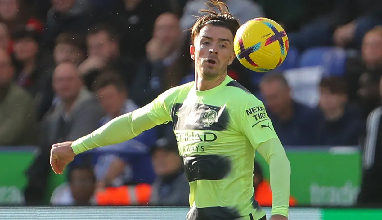 Jack Grealish. Sayap kiri Inggris berusia 27 tahun ini menjadi pemain termahal dalam Derby Manchester edisi terbaru yang akan mentas pada 14 Januari 2023. Jack Grealish didatangkan Manchester City pada awal musim 2021/2022 dari Aston Villa dengan nilai transfer mencapai 117,5 juta euro atau kini setara Rp1,9 triliun. Dalam Derby Manchester di Liga Inggris ia selalu tampil dalam 3 kesempatan. (AFP/Geoff Caddick)