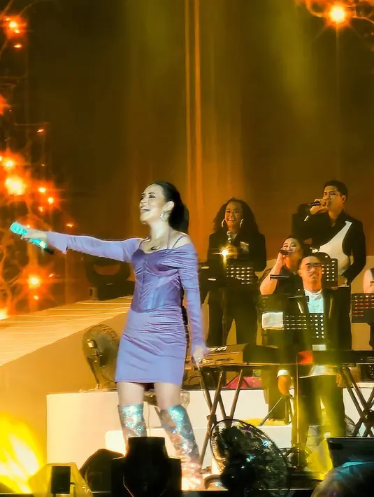 Raisa tampil girly dengan corset dress lilac dan silver boots [instagram/npmaline]