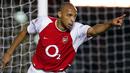 Thierry Henry. Striker yang kini berusia 44 tahun ini telah memutuskan pensiun bersama New York Red Bulls pada Januari 2015 lalu. Total ia mencetak 411 gol, dengan rincian 360 gol dicetak bersama klub dan 51 gol bersama Timnas Prancis. (AFP/Odd Andersen)