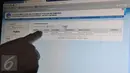 Petugas Dirtipidkor Bareskrim Polri melakukan pengecekan dilayar komputer terkait sertifikat sejumlah telepon selular yang berada di sebuah ruko kawasan Cempaka Mas, Jakarta, Senin (15/6/2015). (Liputan6.com/Herman Zakharia)