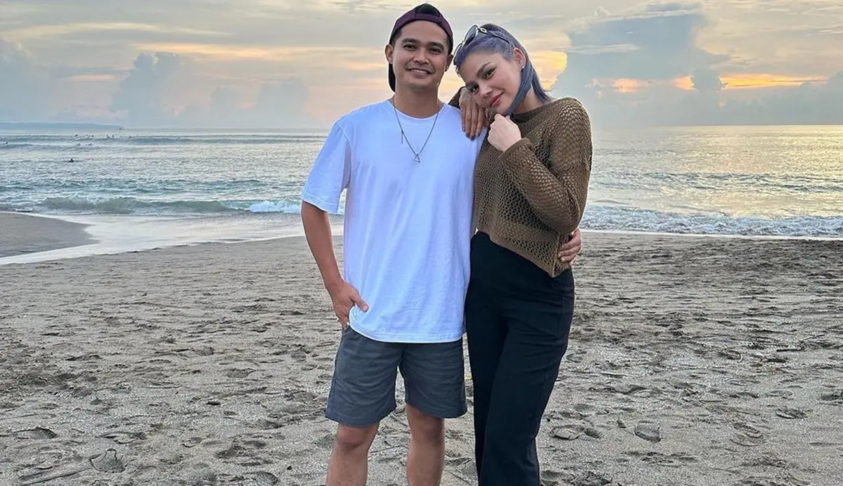 Melalui akun Instagram, DJ Katty Butterfly terlihat mengunggah momen bersama Aiman Ricky ketika berada di pantai. Kedekatan antara keduanya yang kembali terlihat ini pun langsung menjadi sorotan. (Liputan6.com/IG/@dj_kattybutterfly36)