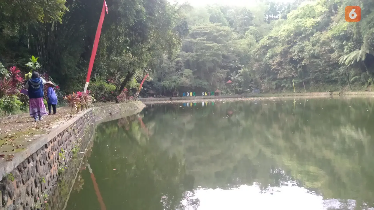 Sejumlah wisatawan menuju situs Rowo Bayu di Banyuwangi (Hermawan Arifianto/Liputan6.com)