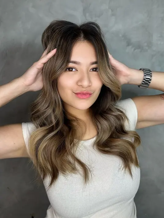 Yang tak kalah menarik perhatian adalah penampilan cantik Nathalie Holscher dalam unggahan sebelumnya.  [Instagram/nathalieholscher]