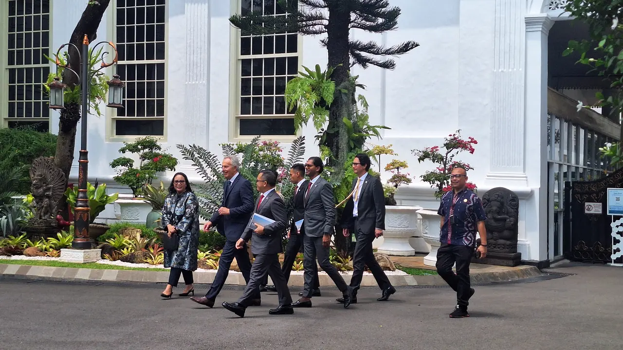Jokowi menerima kunjungan mantan Perdana Menteri Inggris, Tony Blair di Istana Kepresidenan Jakarta, Kamis (18/4/2024).