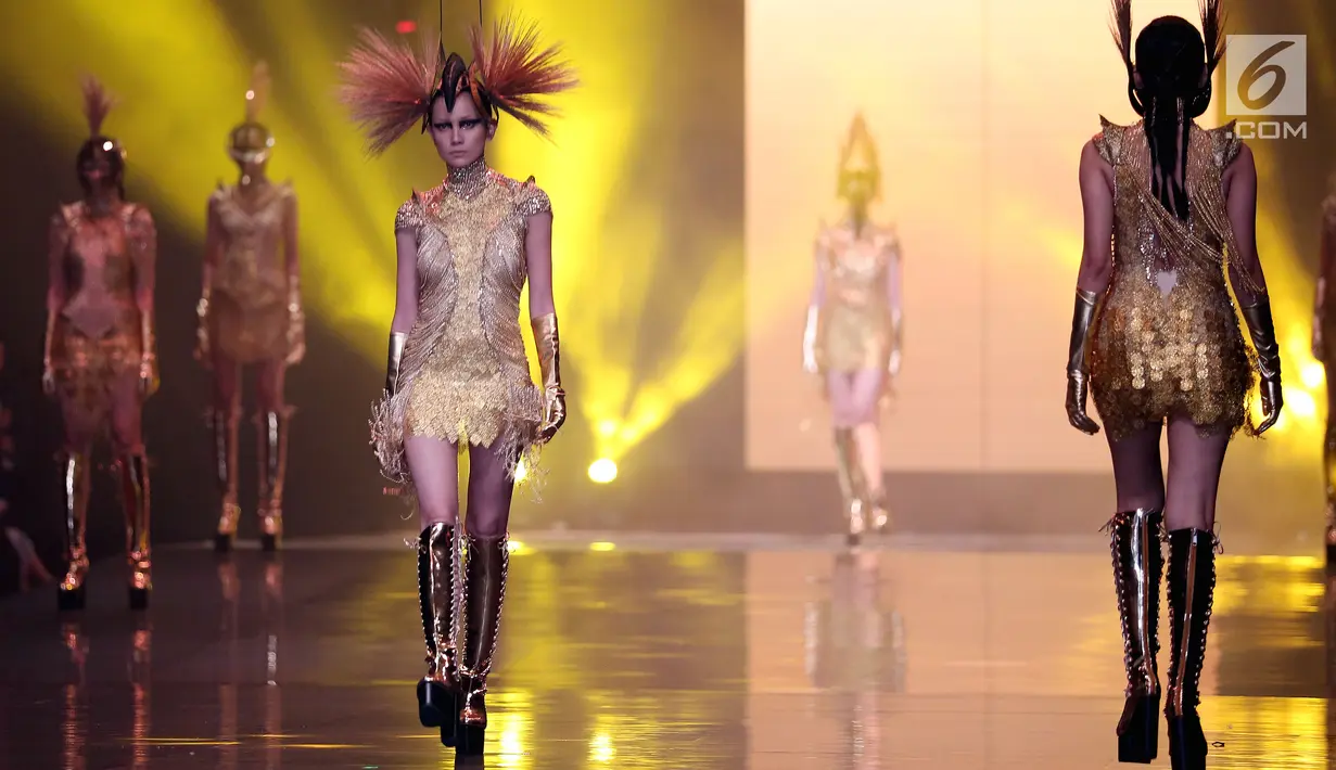 Model memperagakan headpiece dan kostum rancangan Rinaldy A. Yunardi pada peragaan tunggal bertajuk 'Equilibrium' di Jakarta, Rabu (13/12). Ada 47 mahakarya yang disuguhkan dalam kolaborasi bersama Absolut Elyx tersebut. (Liputan6.com/Johan Tallo)