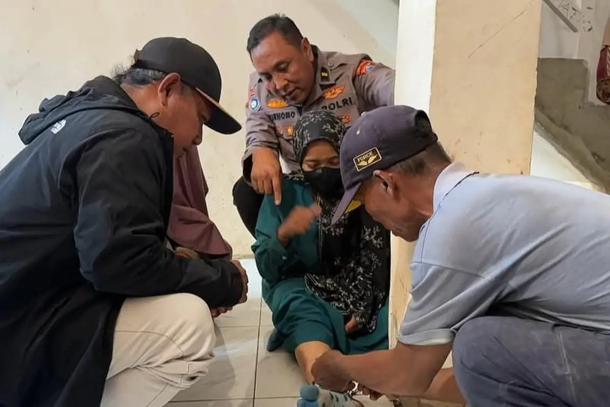 Ibu di Tuban dirantai besi oleh keluarga