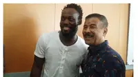 Michael Essien berfoto bareng dengan manajer Persib, Umuh Muchtar. (Bola.com/Erwin Snaz)