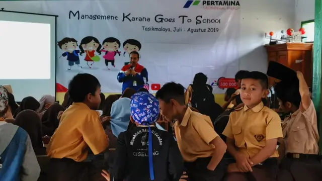 Dengan penyajian yang santai dan betsahabat, sejumlah siswa SDN Karaha Bodas nampak riang mengikuti kegiatan pengenalan panas bumi 'Goes to School' PGE Area Karaha, kemarin