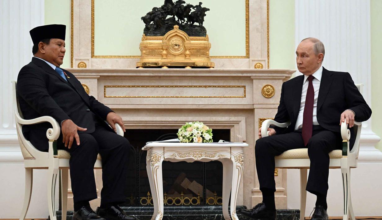 Sebagai informasi, sebelumnya, kedua pemimpin negara tersebut pernah mengadakan pertemuan serupa di Kremlin pada 10 Desember 2025. Tampak dalam foto, Presiden Republik Indonesia, Prabowo Subianto (kiri) saat melakukan pertemuan dengan Presiden Rusia Vladimir Putin di Istana Kremlin, Moskow pada Senin 13 April 2026. (Igor IVANKO/POOL/AFP)