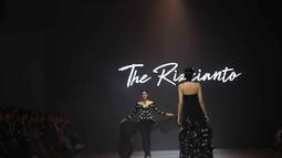 Para model memeragakan busana fesyen The Rizkianto pada panggung gelaran mode Jakarta Fashion Week (JFW) 2026 di City Hall, Pondok Indah Mall 3, Jakarta, Rabu (29/10/2025). (Kapanlagi.com/Budy Santoso)