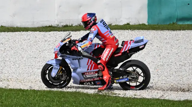 Pembalap Gresini Racing, Marc Marquez keluar dari lintasan saat tes pramusim MotoGP 2024 di Sepang International Circuit, Sepang, Malaysia, Rabu (07/02/2024). (AFP/Mohd Rasfan)