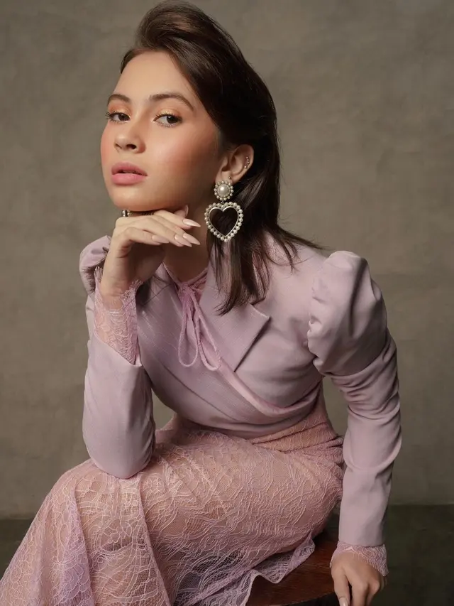 6 Pesona Richelle Skornicki, Adik Sandrinna Michelle yang Disebut Bak Kembaran