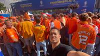 Bola.com berada di tengah-tengah fans Belanda yang merangsek masuk ke lokasi nonton bareng, di sebuah taman di pusat kota Dortmund.