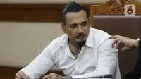 Musisi I Gede Ari Astina alias Jerinx SID sesaat sebelum sidang pembacaan putusan kasus dugaan pengancaman terhadap Adam Deni di PN Jakarta Pusat, Kamis (24/2/2022). I Gede Ari Astina divonis satu tahun penjara, denda Rp 25 juta subsider satu bulan kurungan. (Liputan6.com/Helmi Fithriansyah)