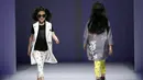 Sejumlah anak dengan lucunya berjalan diatas catwalk mengenakan busana kreasi dari Ting Zu pada kreasi dari Ting Zu,  Cina , (27/3). (REUTERS / Kim Kyung - Hoon)