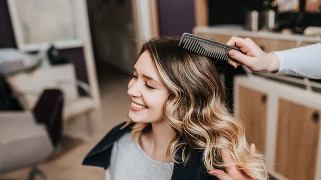 Tips Mewarnai Rambut Sendiri yang Mudah Menyatu Tanpa Bleaching