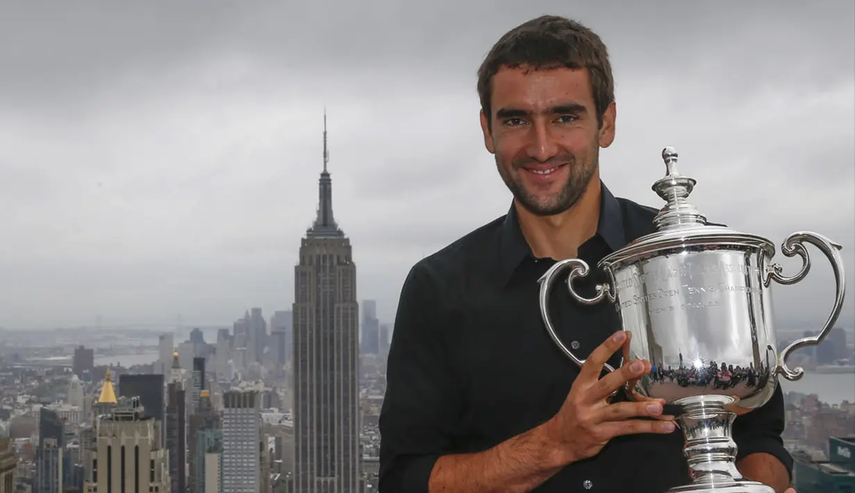 Petenis Kroasia, Marin Cilic, berpose dengan trofi US Open di Top of the Rock Observation Deck di Rockefeller Center, New York, (9/9/2014). (REUTERS/Shannon Stapleton)