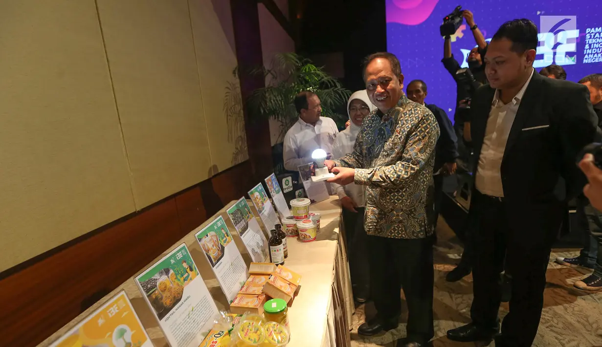 Menristekdikti Mohamad Nasir saat melihat hasil inovasi jelang pameran Inovasi Inovator Indonesia Expo (I3E), di Jakarta, Selasa (10/9/2019). Kemenristekdikti melakukan terobosan inovasi dan perkuatan sistem inovasi untuk meningkatkan produktivitas industri. (Liputan6.com/Fery Pradolo)