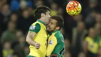 Pemain Norwich City, Robbie Brady, bertabrakan dengan sesama rekannya, Gary O'Neil (Reuters)