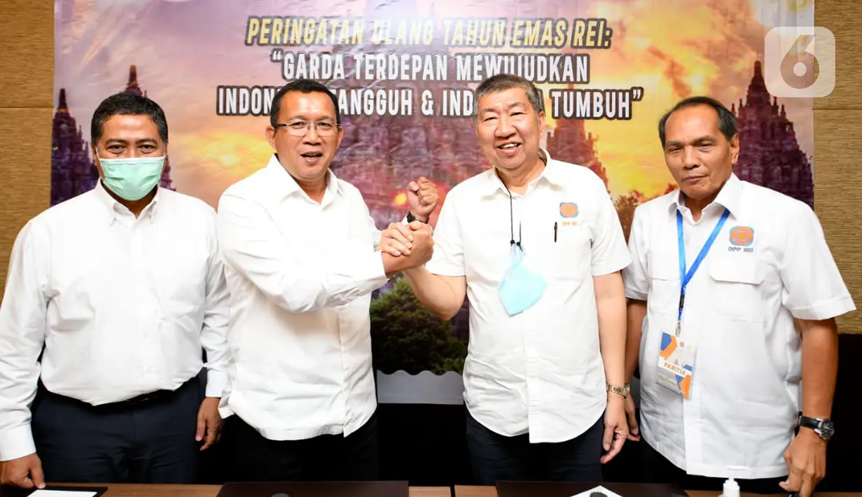 Direktur Utama PT Bank Tabungan Negara (Persero) Tbk Haru Koesmahargyo (kedua kiri) dan Ketua Umum DPP REI Paulus Totok Lusida (kedua kanan) berjabat tangan pada konfrensi pers HUT ke50 REI di Yogyakarta, Kamis (19/5/2022). BTN siap mendukung REI membangun rumah sebagai pemenuhan amanah dari pemerintah dalam membantu masyarakat untuk kepemilikan rumah. (Liputan6.com/HO/BTN)